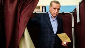 Le Président turc Recep Tayyip Erdogan sort de l'isoloir, le 1er novembre 2015.