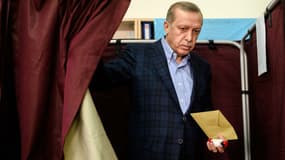 Le Président turc Recep Tayyip Erdogan sort de l'isoloir, le 1er novembre 2015.