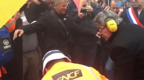 Manifestations: Mélenchon fait exploser une bombe de chantier avec des cheminots