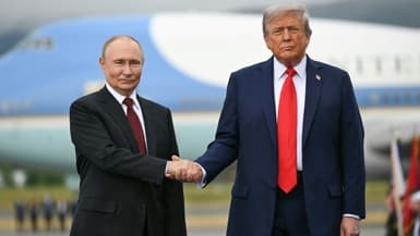 Le président américain Donald Trump (d) et son homologue russe Vladimir Poutine, à Anchorage, en Alaska, le 15 août 2025. 