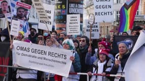 Des grands-mères allemandes engagées défilent contre l'extrême droite à Berlin.