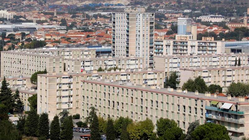 Vue des quartiers nord de Marseille. Le Premier ministre, Jean-Marc Ayrault, a réuni jeudi quinze ministres pour élaborer un programme global d'action destiné à enrayer la violence endémique à Marseille, secouée par des règlements de comptes sanglants. /P