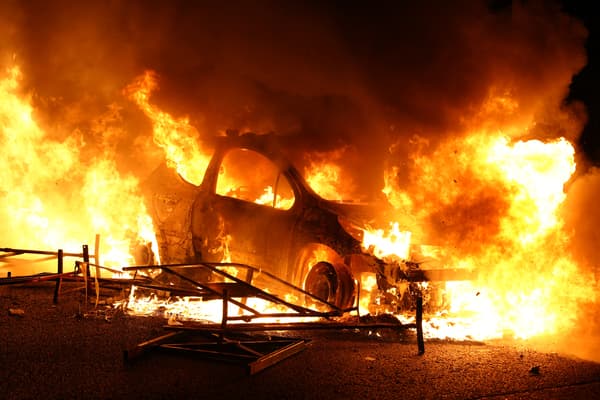 Une voiture incendiée le 27 juin 2023 à Nanterre, quelques heures après la mort de Nahel