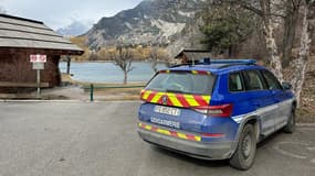 Une voiture de gendarmerie au lac de la Roche de Rame, le 28 février 2023.