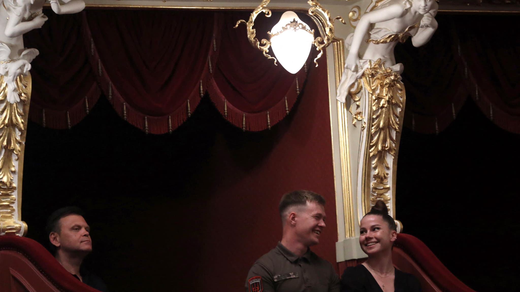 Des spectateurs se rendent à l'opéra d'Odessa en Ukraine pour un concert-gala, première du genre depuis le début de l'invasion russe, le 17 juin 2022 Des spectateurs se rendent à l'opéra d'Odessa en Ukraine pour un concert-gala, première du genre depuis le début de l'invasion russe, le 17 juin 2022