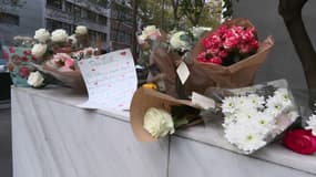 Des fleurs déposées devant l'immeuble l'adolescente vivait, dans le 19e arrondissement de Paris.