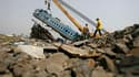 Les restes du train express Bombay-Calcutta qui a déraillé vendredi dans l'est de l'Inde. Le bilan du déraillement, imputé par les autorités à un sabotage de la rébellion maoïste, s'est alourdi samedi à près de 100 morts. /Photo prise le 29 mai 2010/REUTE