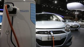 Borne électrique présentée au Mondial de l'automobile. Le ministre du Redressement productif, Arnaud Montebourg, a installé mercredi une mission sur le déploiement des bornes de recharge rapide pour les véhicules électriques et lui a donné jusqu'à la fin