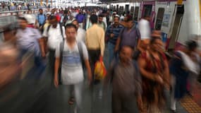 Des voyageurs dans la gare de Chhatrapati Shivaji Maharaj à Mumbai, en Inde, le 4 novembre 2022