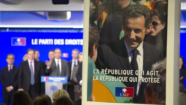 Affiche de Nicolas Sarkozy lors des voeux de l'UMP au siège parisien du parti. Le chef de l'Etat a demandé mercredi à son gouvernement, lors du premier conseil des ministres de 2012, de travailler jusqu'à l'élection présidentielle du printemps prochain ma