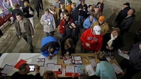 Après le décompte dans 98% des bureaux de vote dans le caucus de l'Iowa, première étape de la primaire du parti républicain pour désigner son candidat à la présidentielle américaine de 2012, les résultats étaient trop serrés pour déterminer un vainqueur.