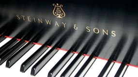 Depuis 160 ans, les pianos Steinway, très haut de gamme, sont fabriqués à 80% à la main par des artisans.