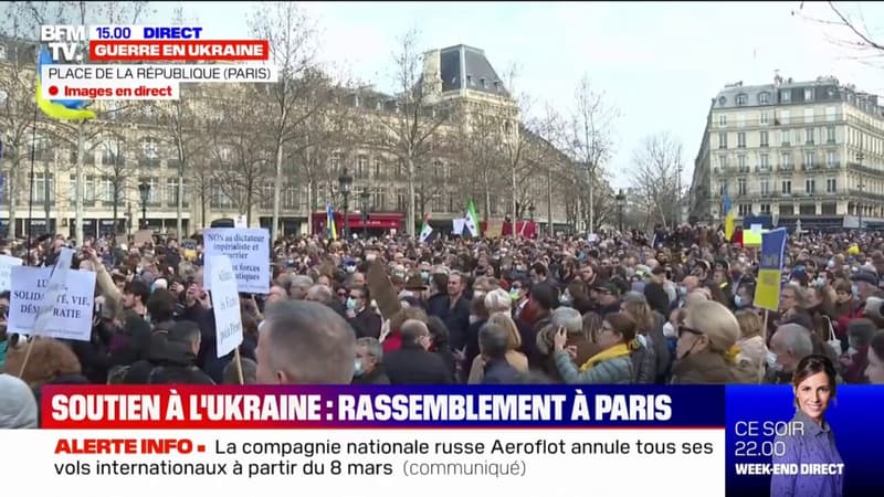 Un rassemblement en soutien aux Ukrainiens débute place de la République à Paris