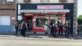 Des policiers devant un magasin qui vend habituellement des artifices dans le Nord.