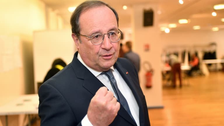 L'ancien président François Hollande le 24 avril 2022 dans la mairie de Tulle le jour du second tour de la présidentielle. 