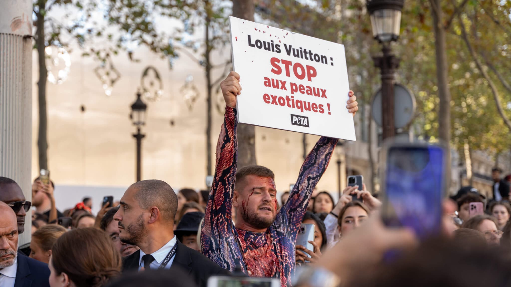 Germstar protesteert als ‘gesneden slang’ met PETA tegen modeshow Louis Vuitton in Parijs