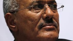 Blessé la veille lors du bombardement de son palais de Sanaa par des insurgés, le président yéménite Ali Abdallah Saleh est soigné dans son pays qu'il n'a pas l'intention de quitter malgré le soulèvement contre son règne de plus de trente-deux ans, selon