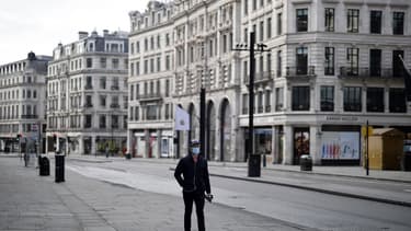 Un passant dans les rues de Londres le 2 avril 2020