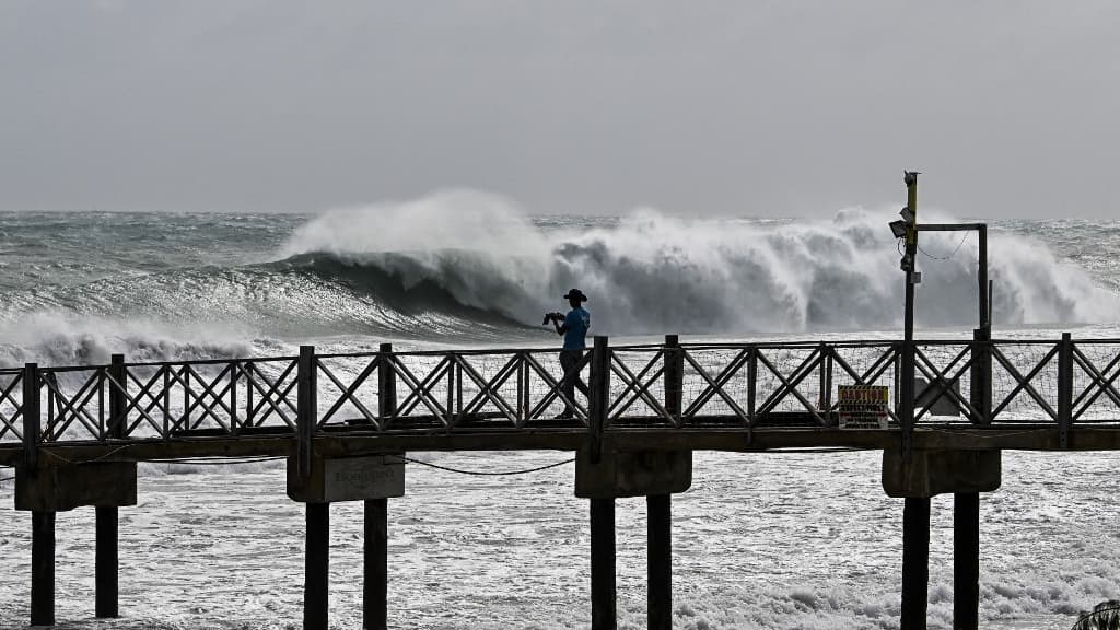 Un homme marche sur une jetée devant une importante vague après le passage de l'ouragan Béryl à Bridgetown, la Barbade, le 1er juillet 2024 Un homme marche sur une jetée devant une importante vague après le passage de l'ouragan Béryl à Bridgetown, la Barbade, le 1er juillet 2024