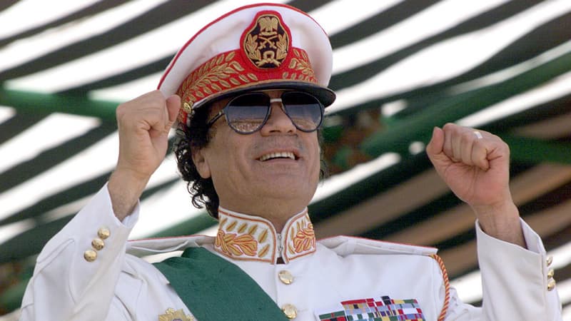 Kadhafi lors d'une parade militaire à Tripoli, le 7 septembre 1999.