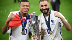 Kylian Mbappé et Karim Benzema avec le trophée de la Ligue des nations remporté par la France face à l'Espagne à Milan, le 10 octobre 2021 