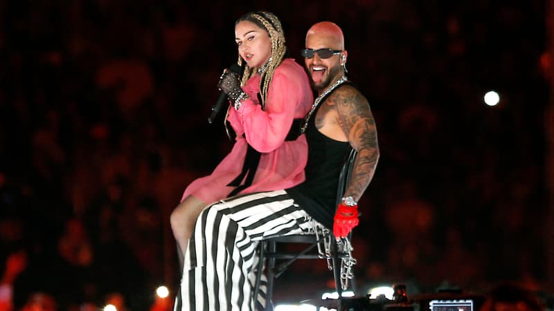 Madonna et le chanteur colombien Maluma sur scène à Medellin en Colombie, le 30 avril 2022.
