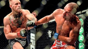 Conor McGregor (à gauche) lors de son combat à l'UFC face à Diego Brandao en juillet 2014 à Dublin