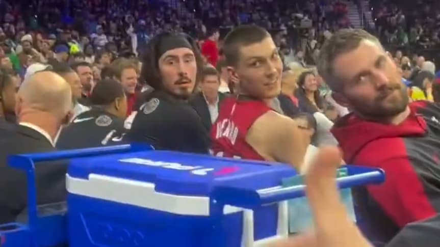 Un spectateur assis au premier rang a donné à Kevin Love, Tyler Herro et Jaime Jaquez Jr. les détails de l’échange qui a envoyé Jimmy Butler aux Golden State Warriors - le 06/02/2025 Un spectateur assis au premier rang a donné à Kevin Love, Tyler Herro et Jaime Jaquez Jr. les détails de l’échange qui a envoyé Jimmy Butler aux Golden State Warriors - le 06/02/2025
