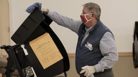 Une machine à voter aux Etats-Unis en train d'être désinfectée le 3 novembre 2020