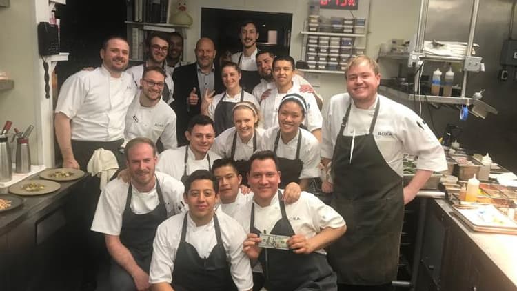 Le personnel de la cuisine du Boka restaurant avec "Mike venu de Seattle" dimanche soir à Chicago. 