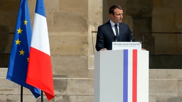 Emmanuel Macron a choisi de garder la même typographie et la même forme de pupitre que lorsqu'il était candidat.