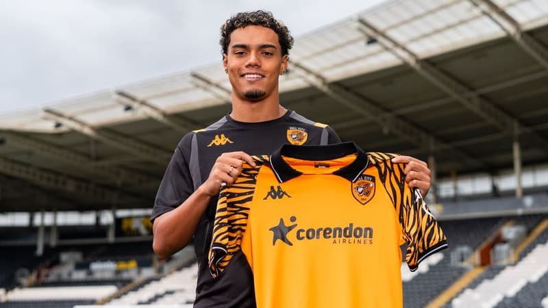 João Mendes lors de sa signature avec Hull City