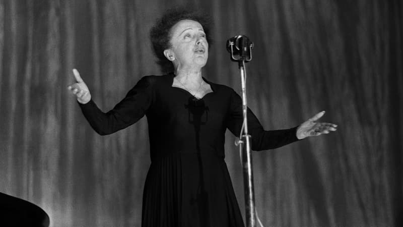 Edith Piaf sur scène à Paris en 1960