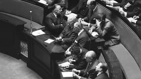 Le Premier ministre Georges Pompidou accompagné de membres de son gouvernement à l'Assemblée nationale, lors des débats sur la motion de censure, le 4 octobre 1962.