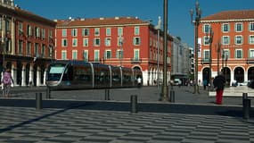 Le Tram sur la place Masséna
