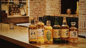 Des bouteilles de whisky.