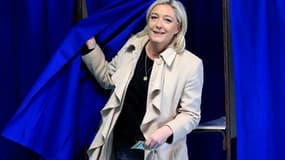 Marine Le Pen vote à Hénin-Beaumont, dimanche, pour le second tour des cantonales. Un nouveau sondage place la présidente du Front national au second tour de la présidentielle en 2012. Nicolas Sarkozy serait éliminé si le candidat socialiste était Dominiq