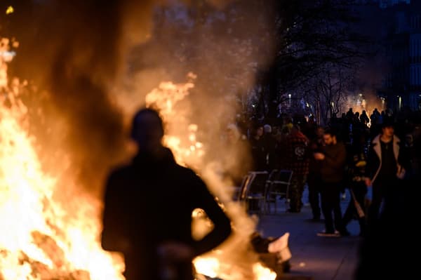 Un incendie lors d'une manifestation à Nantes, le 16 mars 2023