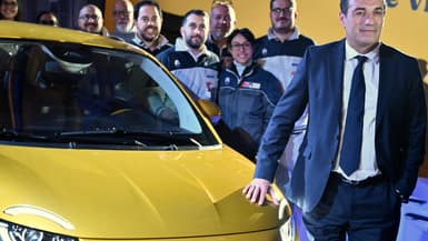 Le PDG de Stellantis, Antonio Filosa, pose après une conférence de presse pour présenter la nouvelle Fiat 500 Hybrid à l'usine Stellantis FIAT Mirafiori de Turin, le 25 novembre 2025.
