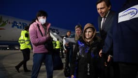 Un enfant malade ukrainien arrive à l'aéroport d'Orly, près de Paris, le 21 mars 2022, au 26e jour de l'invasion russe en Ukraine.

