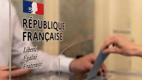 Un électeur vote au Puy-en-Velay à l'occasion du premier tour des élections régionales et départementales dimanche 20 juin 2021