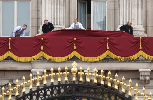 Lo staff di Buckingham Palace fa gli ultimi preparativi sul balcone dove apparirà Carlo III il 6 maggio 2023.