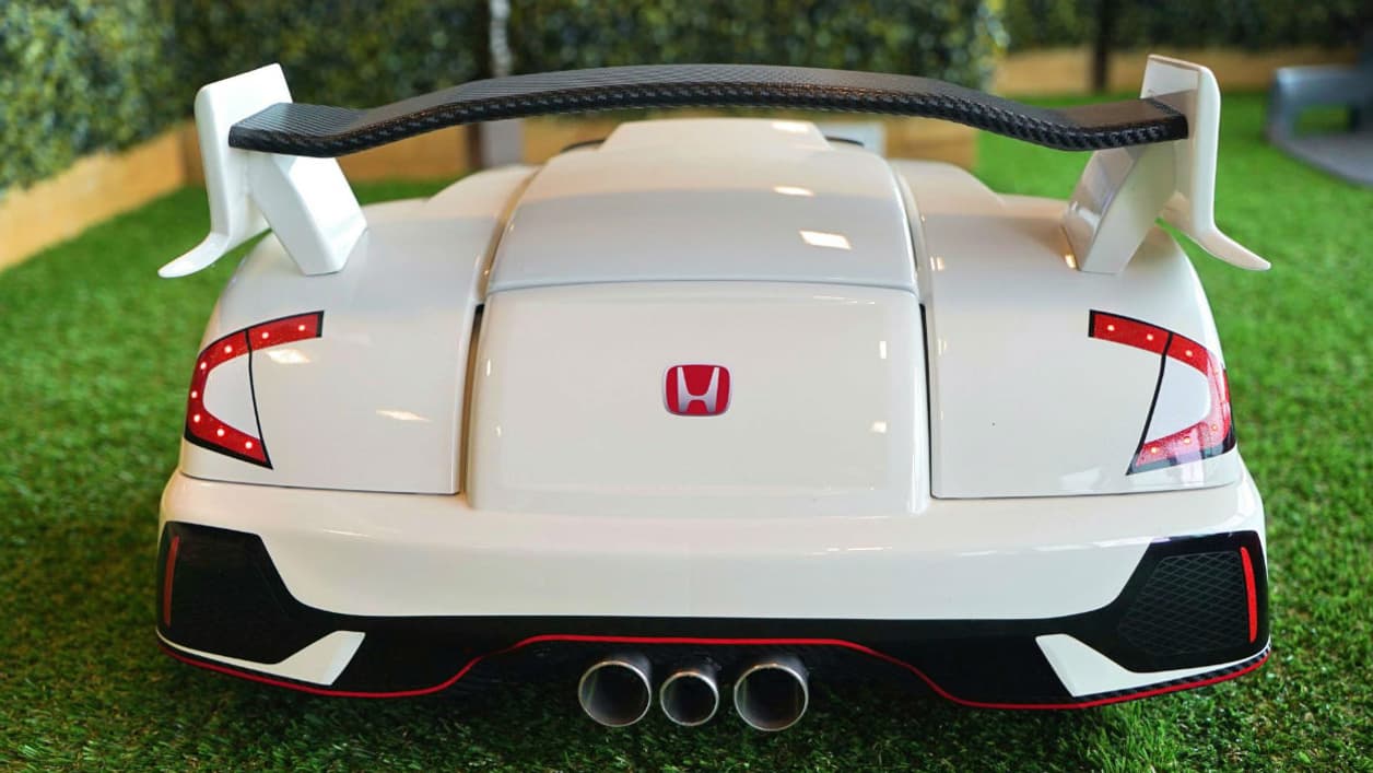 Avec sa triple sorties d'échappement, cette Miimo Type R est avant tout une tondeuse sportive.