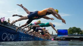 Début de l'épreuve de natation du triathlon masculin des JO-2024 le 31 juillet 2024 dans la Seine à Paris