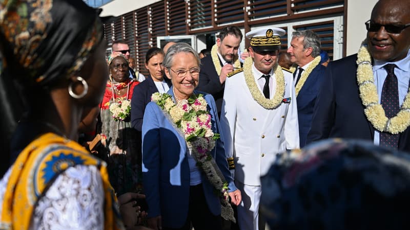 Elisabeth Borne à son arrivée sur l'île de Mayotte, le 8 décembre 2023.