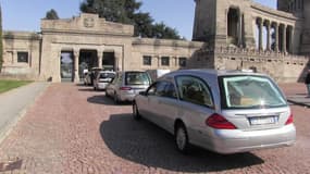 En Italie, les corbillards se succèdent devant les grilles du cimetière de Bergame