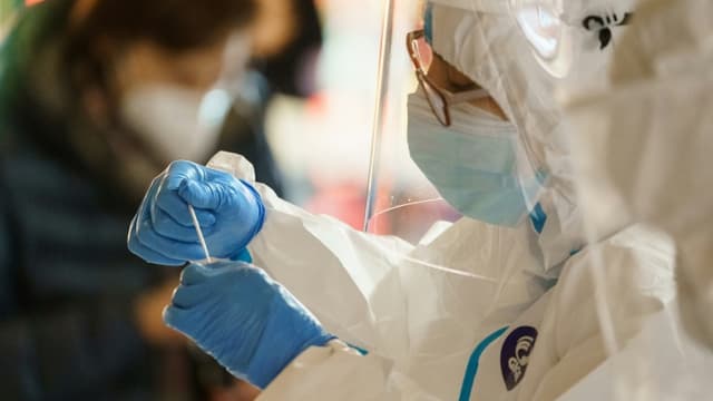 Un soignant effectue un test de dépistage anti-Covid au cours d'une campagne visant à englober tous les habitants de Leon, dans le nord de l'Espagne, le 3 février 2021 (photo d'illustration)