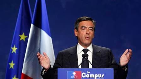 François Fillon a renouvelé son appel à l'opposition socialiste à voter l'introduction dans la Constitution française d'une "règle d'or" imposant l'équilibre des finances publiques dimanche à Marseille, en clôture des universités d'été du parti présidenti