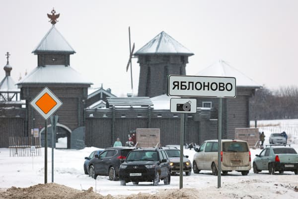 Un panneau de signalisation du village de Yablonovo, près du site de l'accident de l'avion de transport militaire russe IL-76 dans la région de Belgorod, le 24 janvier 2024.