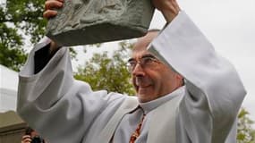 Le cardinal Philippe Barbarin pose la première pierre d'un lieu de culte à Vaulx-en-Velin, en banlieue lyonnaise, prévu pour Pâques 2012. Le lancement de ce projet d'envergure unique en France souligne combien c'est désormais l'immigration (Chaldéens d'Ir